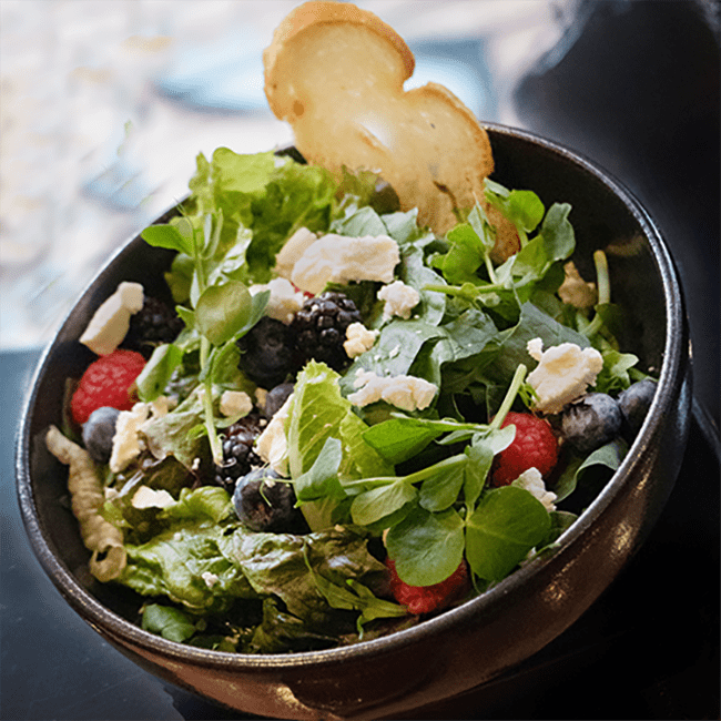 platillo ensalada de frutos rojos